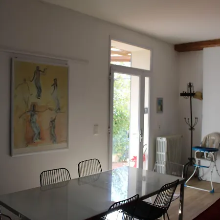 Maison Chaleureuse Avec Grande Terrasse