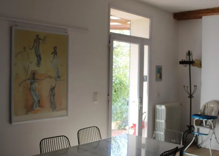 Maison Chaleureuse Avec Grande Terrasse